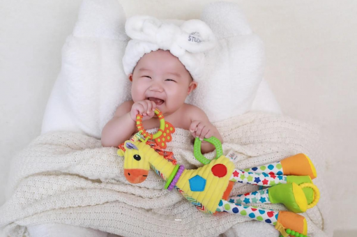 老河口三个月宝宝正确抱姿